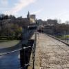 Der Pont d'Avignon wurde sogar schon besungen. Einer Legende zufolge soll ein Schafhirte einen göttlichen Befehl erhalten haben, die Brücke zu bauen.