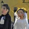 In San Miguel de Allende wird die Hochzeit groß gefeiert. Das Paar zieht in Form von überdimensionierten Puppen durch die feiernden Gäste.