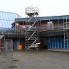 Auf das Dach der Dominikus-Zimmermann-Realschule in Günzburg wird eine Fotovoltaikanlage montiert. 