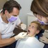 Eltern sollten ihren Kindern schon früh die Angst vor dem Zahnarzt nehmen. 