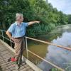 Dr. Susanne Hippeli steht auf der Brücke am Rothsee in Zusmarshausen. An dieser Stelle fließt die Roth in den See.