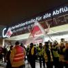 Streikendes Sicherheitspersonal am Flughafen Schönefeld in Berlin.