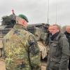 Verteidigungsminister Boris Pistorius (rechts) bei seiner Ankunft in der Panzertruppenschule im niedersächsischen Munster am Schützenpanzer Marder.