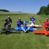 Daumen hoch: Diese vier Hobbypiloten erfreuen sich an sonnigem Flugwetter und einer perfekten Landebahn bei der LSG Haselbach.