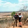 Harald Beck (links) aus Burtenbach und Adi Hanus (rechts) aus Aletshausen reisten 2005 durch den Tsavo Nationalpark in Kenia.Im Hintergrund der Kilimandscharo, der sich leider hinter Wolken versteckte. 
