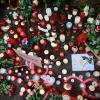 Noch immer stehen zahlreiche Kerzen an dem Ort in Illerkirchberg, wo zwei Mädchen mit einem Messer niedergestochen wurden. Die 14-jährige Ece S. kam dabei ums Leben.