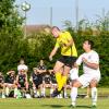 Mindelheims Jonas Meier (gelbes Trikot) hatte einen schweren Stand gegen die Abwehr des FC Oberstdorf um Markus Stölzle. Im ersten Heimspiel gab der TSV Mindelheim in den Schlussminuten eine 1:0-Führung aus der Hand.  	