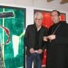 Bernd Zimmer und Erzabt Jeremias Schröder vor zweien der 14 zurzeit in der Klostergalerie ausgestellten Kreuzwegstationen