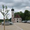 Auf diesem Pendlerparkplatz bei der Kapelle St. Salvator in Adelzhausen wurde dem 19-Jährigen Ende Juli in den Kopf geschossen.