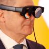 Hat er den wirtschaftspolitischen Durchblick? Bundeskanzler Olaf Scholz probiert auf der Hannover Messe eine Datenbrille aus.