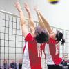 Andrea Epp und Barbara Reisacher (rechts) bleiben den Penzinger Volleyballerinnen auch in der neuen Saison erhalten. 