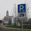 Ein neues Parkleitsystem soll die Suche nach Parkplätzen in Krumbach vereinfachen und vor allem auswärtigen Besuchern der Stadt eine Hilfe sein. Parkplatzsuchende sollen dann systematisch durch entsprechende Schilder zu wichtigen Plätzen wie hier dem Wohnmobilabstellplatz an der Kammel gelenkt werden. 