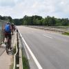 Wer von Bergheim nach Grünau oder andersherum radeln will, tut das zu einem großen Teil auf einem gut ausgebauten Radweg. Über die Donau verengt sich der Weg aber derart, dass die Strecke nicht in beide Richtungen gleichzeitig befahren werden kann und der Gegenverkehr warten muss. 	