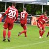 Fast mit dem Pausenpfiff legte Jeton Abazi (rechts, weißes Trikot) den Ausgleichtreffer von Thomas Rudolph (links, am Ball) auf. 