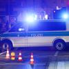 Etliche Rote Ampeln überfahren und mehrfach Polizeiautos gerammt hat ein betrunkener junger Mann bei einer Verfolgungsjagd quer durch Augsburg.
