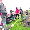 Anstrengender Job: Würstchengrillen. Beim Kennenlernfest des Kindergartens Affing waren Groß und Klein voller Konzentration bei der Sache. Foto: Martin Golling