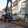 „Die Arbeiten kommen planmäßig voran und müssten spätestens Freitag abgeschlossen sein.“Gestern Vormittag waren die Kanalarbeiten in der Ulmer Straße beendet, heute wird der Baukran abgebaut. 