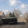 Ein gepanzerter Mannschaftstransportwagen der ukrainischen Streitkräfte fährt in Richtung Frontstellungen in der Nähe von Bachmut.