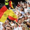 Fußball endlich wieder mit Fans: 14.000 Menschen sahen sich in der Münchner Arena das Länderspiel zwischen Deutschland und Frankreich an.  	