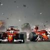 Ferrari-Pilot Kimi Räikkönen (rechts) kollidiert mit seinem Ferrari-Kollegen Sebastian Vettel. Dieser liegt in der Gesamtwertung nun weit abgeschlagen hinter Hamilton.