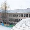 Das Schuldach im Bibertaler Ortsteil Bühl soll noch eine weitere Fotovoltaikanlage bekommen. Dafür müssen aber zunächst Teile des Daches saniert werden. 