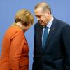 Bundeskanzlerin Angela Merkel und der türkische Ministerpräsident Recep Tayyip Erdogan 2013 in Ankara. Die Kanzlerin hat ihre Entscheidung im Fall Böhmermann bekannt gegeben. (Archiv)
