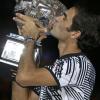 Roger Federer küsst bei den Australian-Open den Siegerpokal. Der 35-jährige Schweizer ist einer von mehreren Sportlern, die am Wochenende in gesetztem Alter große Erfolge gefeiert haben.  	