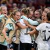 So ausgelassen feierten die deutschen Spielerinnen den Treffer zur 2:0-Führung gegen die Spanierinnen, den Alexandra Popp erzielte. 