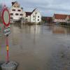 In der Innenstadt Harburgs ist der Grasweg wegen Hochwassers gesperrt.