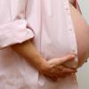 Paare, die schwanger werden möchten, sollten vor allem auf ihre Gesundheit achten. Dem Sperma schaden vor allem Rauchen und Alkohol. 