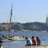 Menschen sitzen an der Küste in Cais do Sodre in Lissabon. Dort sind bereits 70 Prozent der Neuinfektionen auf die Delta-Variante zurückzuführen.