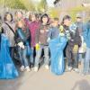 Fleißige Schüler sammeln im Rahmen der Müllsammelaktion des AWV Unrat und Abfall. 