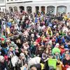 Viele Kinder streckten sich bei der Kinderbrotspeisung in Burgau, um möglichst viel in ihre Beutel stopfen zu können. 