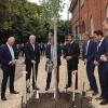 Ein neuer Gingkobaum soll symbolisch vor dem jungen Campus sprießen.