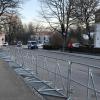 Trotz abgesagten Prozessauftakts gegen einen Arzt aus Kaufering steht ein Polizeiaufgebot vor dem Amtsgericht, am Rossmarkt und auch Hauptplatz in Landsberg.