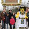 Der Schauspieler Hardy Krüger jr. eröffnete am Samstag die neue Saison im Legoland Deutschland. Zur Pyramiden-Rallye trat er zusammen mit seiner Frau Alice und seinen Kindern gut gelaunt an. 