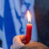 Mit Kerzen und zahlreichen Israel-Flaggen in den Händen bekunden Menschen ihre Solidarität mit Israel. 