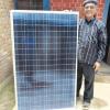 Pater George Aranchery freut sich über die Solarmodule, die der Verein „Bibertal hilft“ ihm nach Tansania geschickt hat.
