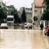 Es war die größte Katastrophe der Nachkriegszeit in Augsburg: An Pfingsten 1999 überflutete ein Hochwasser Teile der Stadt und der Region. Die dramatischen Bilder.