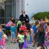 Mitten in der Kindermenge zeigt Pfarrer David Metzger als einziger Artist sein Können