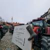 Mit Großplakaten demonstrieren die Landwirte gegen die Pläne der Ampelregierung. 