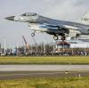 Ein F-16-Kampfjet der niederländischen Luftwaffe landet während einer Militärübung auf dem Flughafen Schiphol. Die Niederlande und Dänemark wollen Jets dieser Art an die Ukraine liefern.