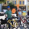 Sie sind alle mit dem Radl da: Neuburgs Bürgermeister Johann Habermeyer (mit dem Schild „Klimaschutz“) hatte einige Radfahrer zur Ankündigung der Radltage am Donaukai um sich geschart.  	