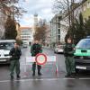 Drei Bereitschaftspolizisten aus Königsbrunn sperren die City ab.