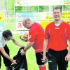 Mehr Punkte als in der letzten Saison wollen Physiotherapeut Thomas Jakob und Co-Trainer Klaus Raßhofer (von links) in der Landesliga-Runde 2010/11 einsacken, obwohl sich Trainer Robert Walch (rechts) bescheiden gibt. Vom Aufstieg wird beim TSV Gersthofen nicht mehr gesprochen. Fotos: Marcus Merk/Oliver Reiser