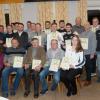 Zahlreiche Mitglieder wurden bei der Generalversammlung der SpVgg Ederheim für ihre Vereinstreue geehrt. Sie sind zwischen 15 und 70 Jahre bei der Spielvereinigung dabei. 	
