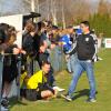 Noch hatte es sich hier Binswangens Johannes Fehle am Spielfeldrand, vor den Augen von Trainer Ewald Gebauer (rechts) gemütlich gemacht. Der Coach holte ihn dann "von der Bank" ab. In der Nachspielzeit wurde Fehle zum Matchwinner im Kreisliga-Derby gegen den BC Schretzheim. Als Joker erzielte er in der 92. Minute den 1:0-Siegtreffer. 