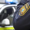Die Polizei ist auf der Suche nach zwei Tatverdächtigen. Die Männer sollen einen 58-Jährigen in Lechhausen überfallen und ausgeraubt haben.