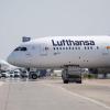 Die Lufthansa-Maschine des Typs Boeing 787-9 steht auf dem Rollfeld am Frankfurter Flughafen.