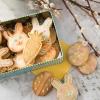 Putzige Zitronenplätzchen tummeln sich in einer Keksdose auf dem Ostertisch. Was sonst eigentlich Weihnachten versüßt, funktioniert auch fürs Osterfest.